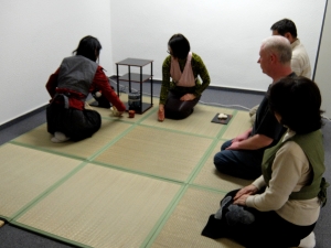 Teeunterricht im japanischen Kulturzentrum 日本文化センターでの茶道のお稽古